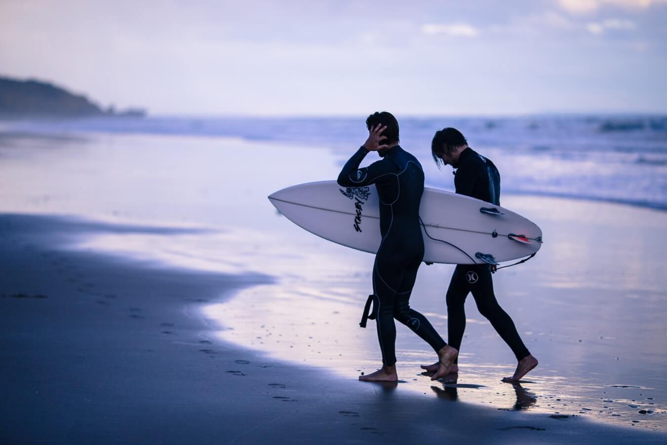 surfeurs sur la plage_unsplash